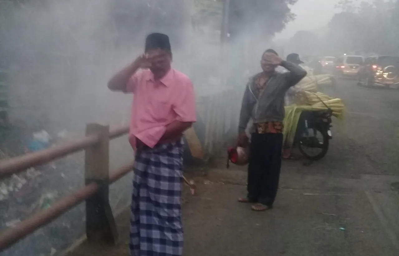 Sampah Terbakar di Selatan Pasar Ranuyoso Ganggu Pemudik Lintasi Lumajang