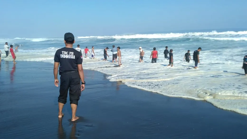 Rawan Gelombang Tinggi, Masyarakat Dihimbau Hati-Hati saat Lebaran Ketupat di Pantai