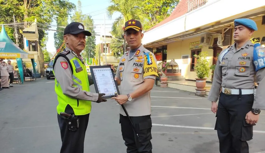 Viral Bantu Pemudik di Klakah, Aiptu Trio Terima Penghargaan Kapolres Lumajang