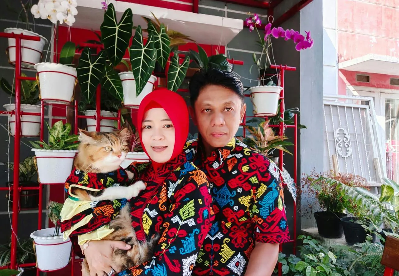 Devi Suka Mendandani Kucing Bak Boneka, Hingga Miliki Berbagai Koleksi Baju Kucing