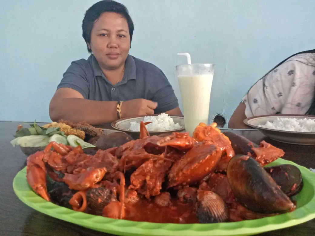 Ada Kepiting hingga Kerang Bersaus Gurih di Warung Tenda dengan Harga Ekonomis
