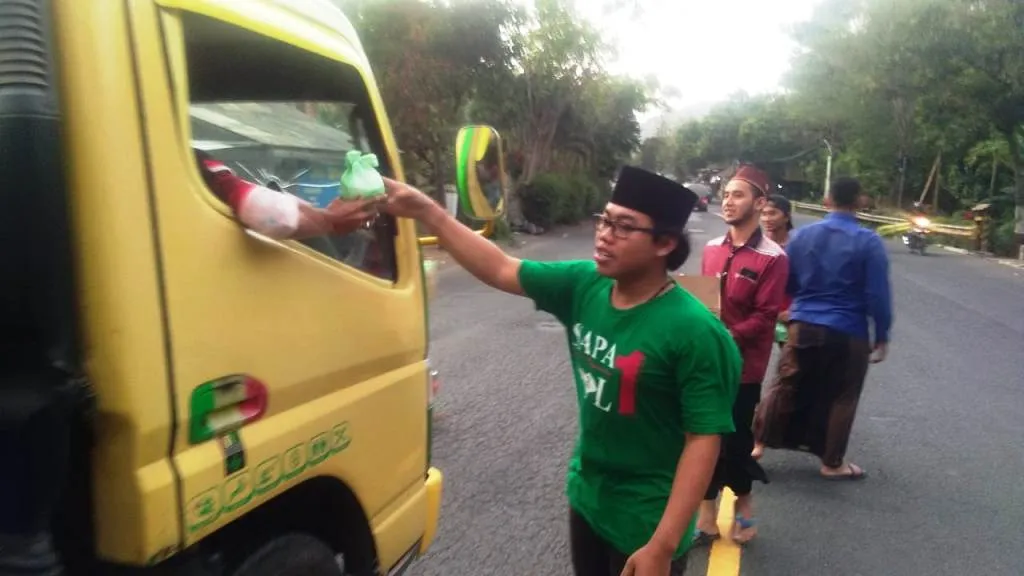 Ingin Hapus Stigma Kota Begal Komunitas Pemuda Ranuyoso Bagi Takjil