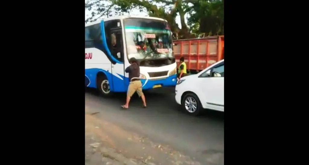 Viral..! Bus Ladju Dihadang Mobil Inova di Jalan Jatiroto