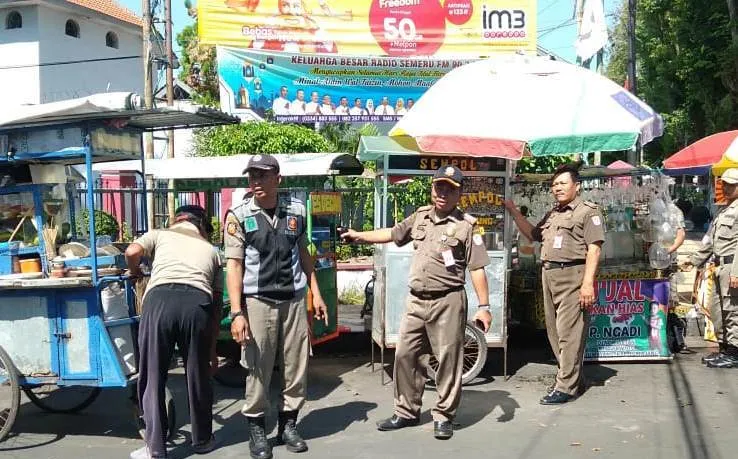Pasca Lebaran, Gerobak PKL Tak Tertib Diangkut Satpol PP Lumajang
