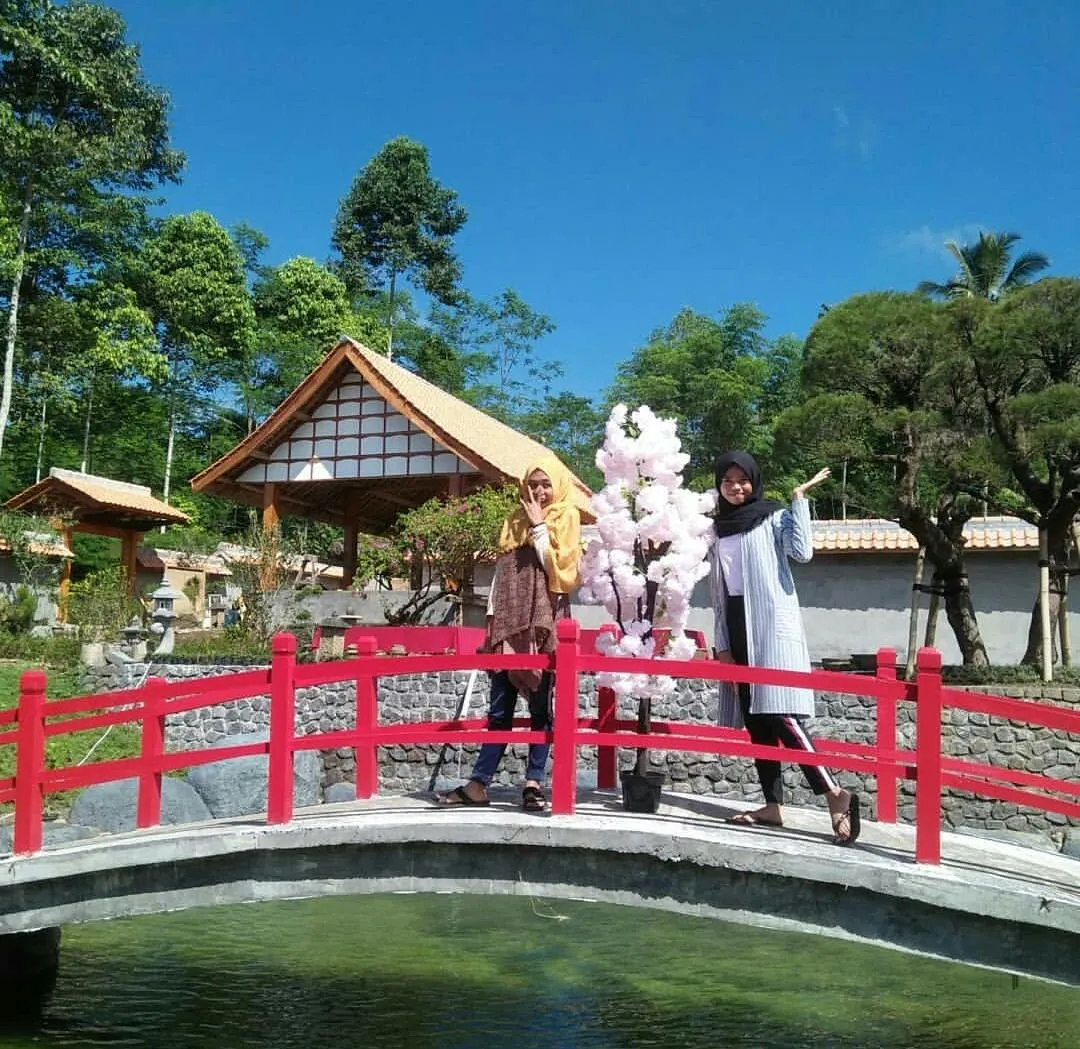 Spot Selfi Nuansa Bunga Nan Cantik di You and I Garden Desa Sumbermujur