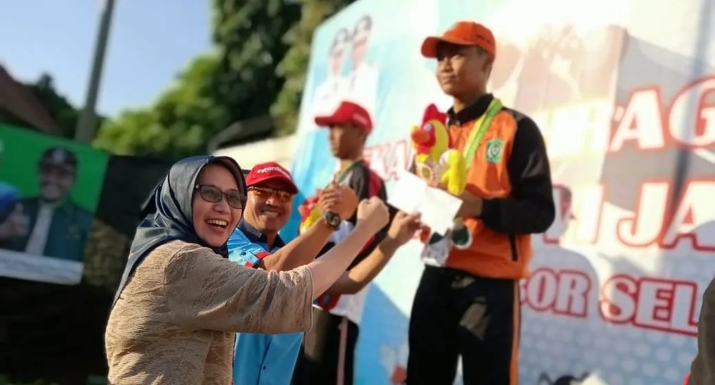Bundah Indah Serahkan Bonus Mentas dan Janji Reward Peraih Mendali Lumajang