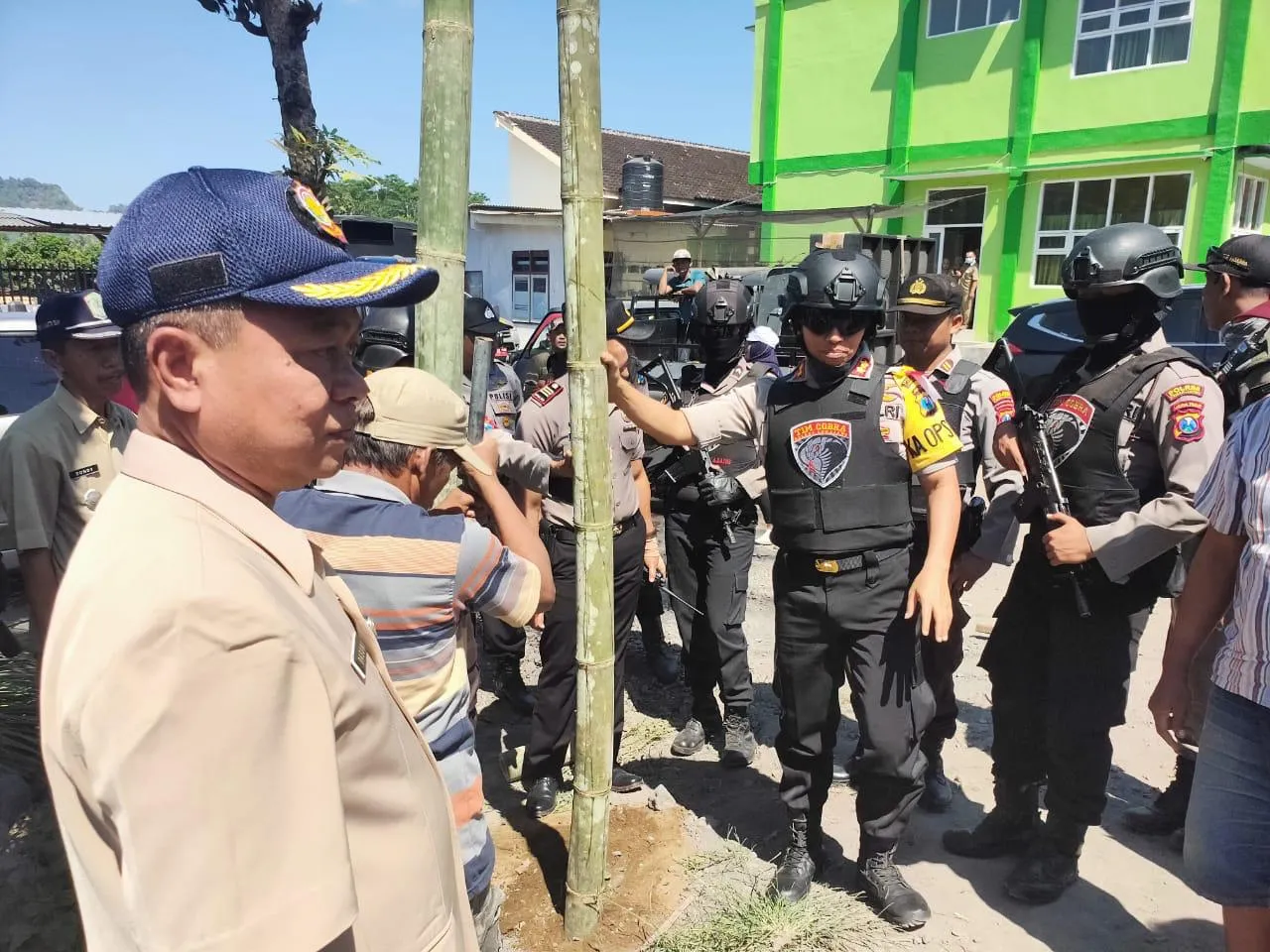 Tim Cobra Jaga Aksi Warga Kalibendo Tolak Jalan Desanya Dilalui Truk Pasir