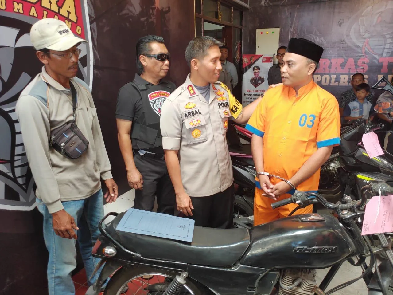 Matasan Malu Saat Ketahuan "Ngecok" Motor GL Teman Kerja di DLH