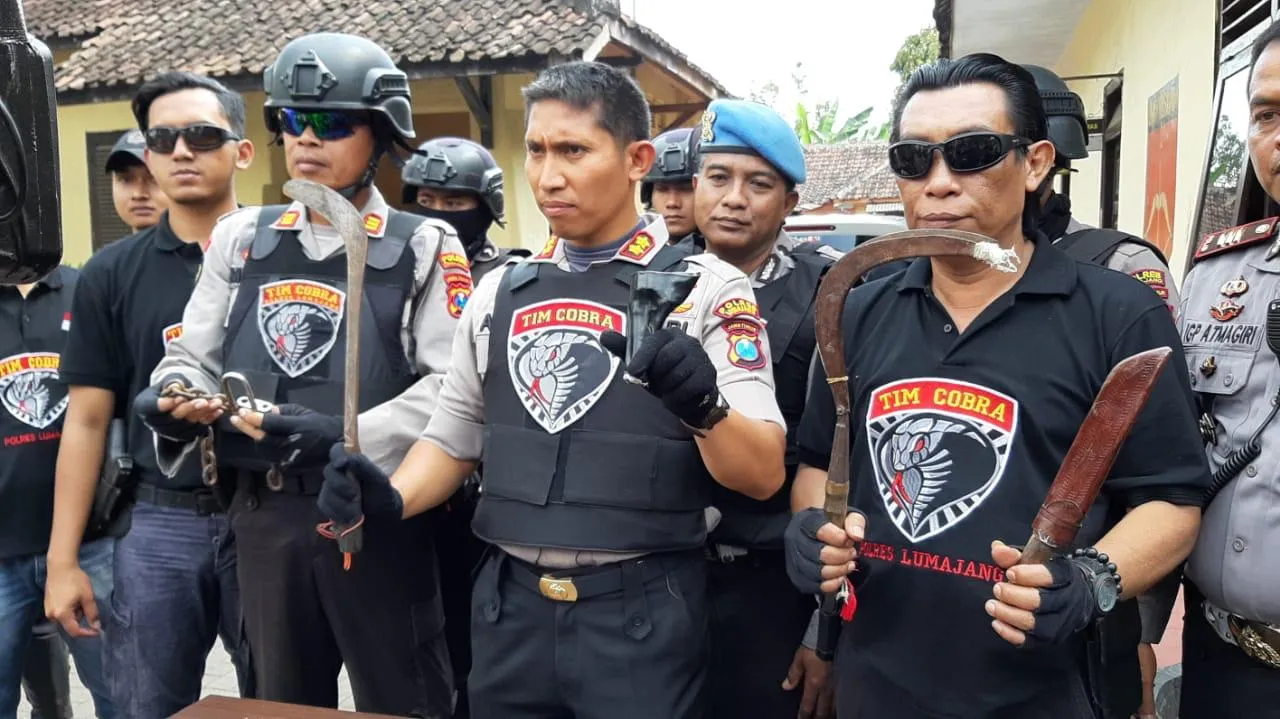 Tim Cobra Temukan Sarung Senpi, Sajam dan Motor Bodong di Rumah Begal Sadis Jember