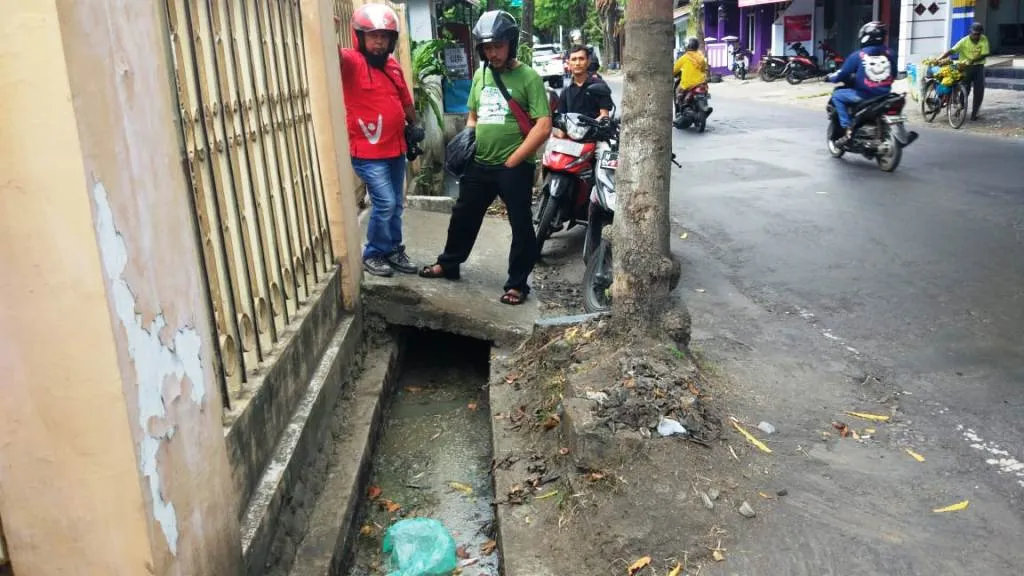 Bau Busuk Limbah di Selokan Jalan Veteran Lumajang Ganggu Warga