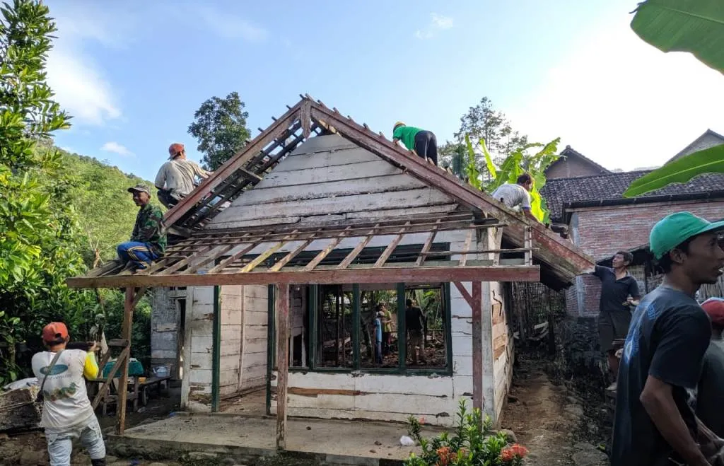 GPS Tempursari Bedah Rumah Nenek Sebatang Kara