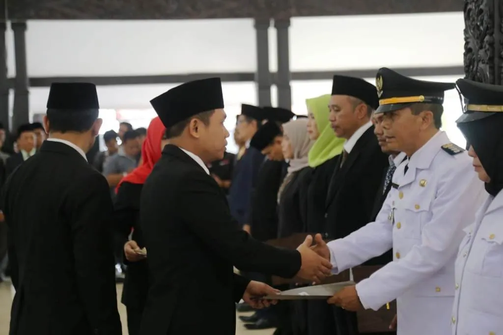 Cak Thoriq Lantik 12 Pejabat Strategis Pemkab Lumajang