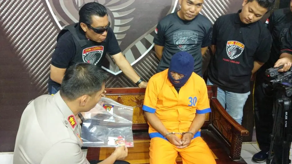 Bapak Bejat Siapkan Pil KB dan Kondom Gerigi Bagi Anaknya