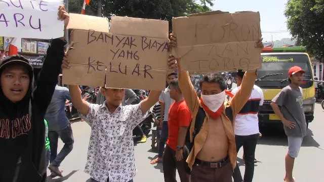 Jalur Karnaval Diubah, Masyarakat Klakah Melawan dan Blokade Jalan Nasional