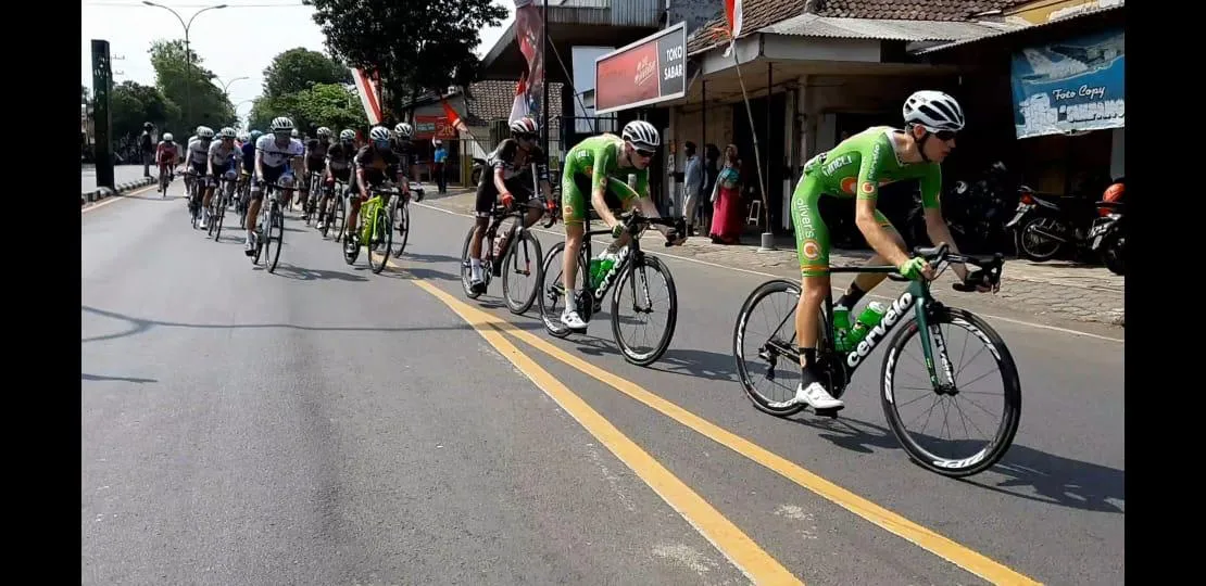 Tim Cobra Disambut Aplaus Warga Lumajang Saat Amankan Tour De Indonesia