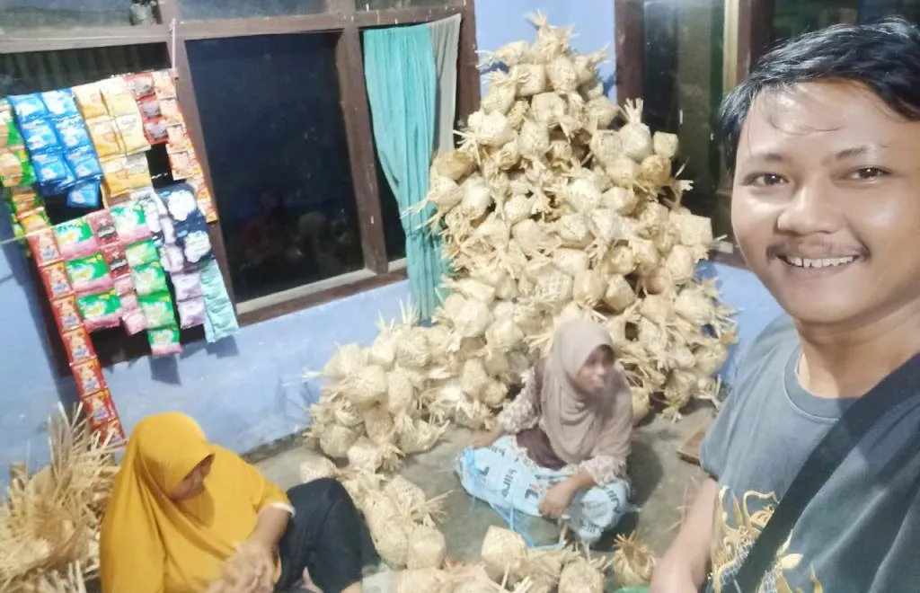 Emak-emak PKH Ranuyoso Buat Besek Bambu Pengganti Bungkus Plastik