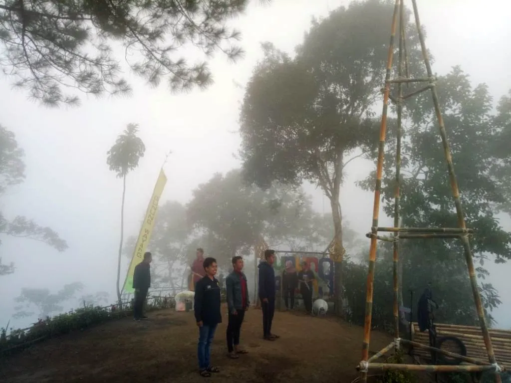 Yuk.! Upacara HUT RI ke-74 di Puncak Gunung Wayang