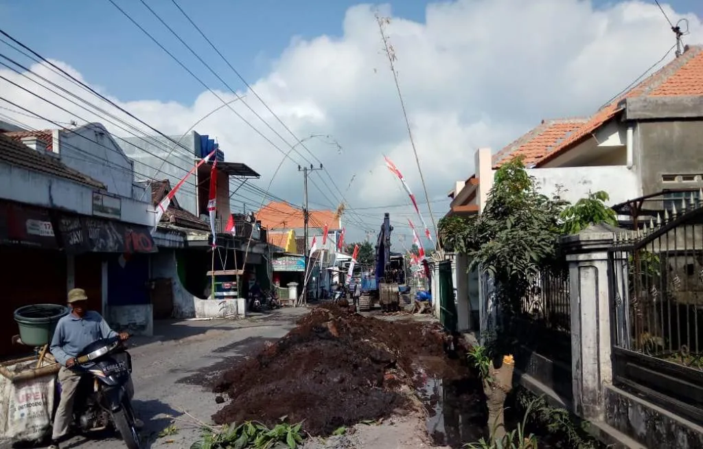 Rusak Parah, Jalan Desa Jarit Mulai Dilakukan Perbaikan