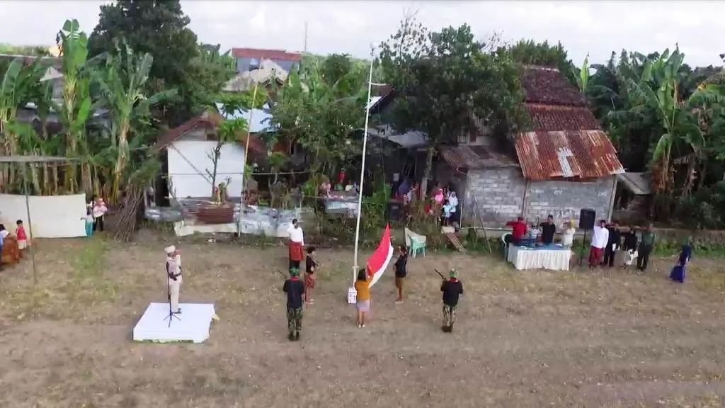 Warga Labruk Kidul Upacara HUT RI ke-74 di Tengah Sawah