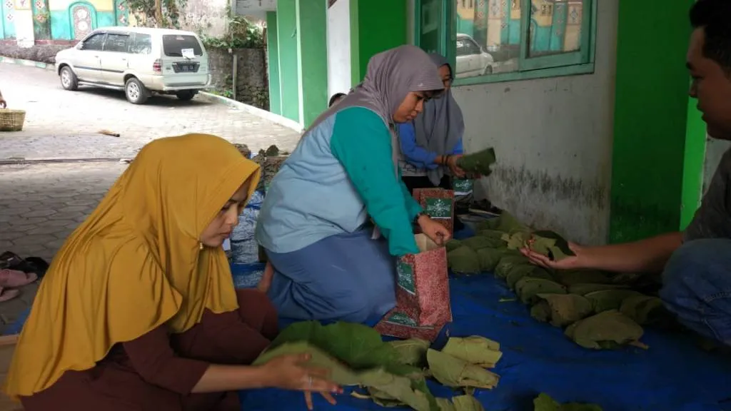 Dibungkus Daun Jati, PCNU Lumajang Distribusikan Daging Qurban