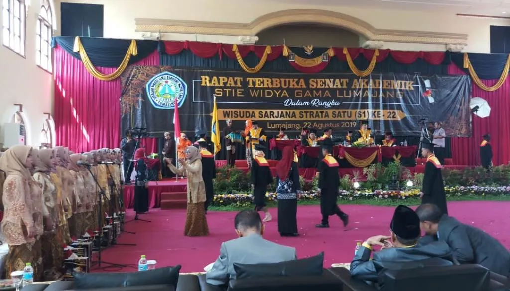 Wisuda 474 Lulusan, STIE Widya Gama Lumajang Adaptif Terhadap Perubahan