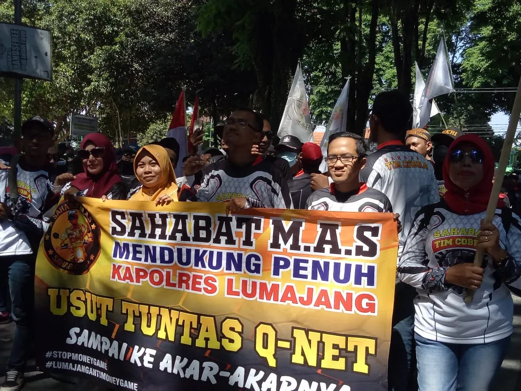 Emak - emak Ikut Aksi Turun Jalan Dukung Polres Lumajang Usut Bisnis Piramida