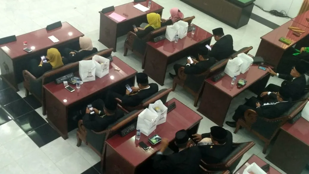 Duh..! Ketua DPRD Lumajang Sedang Pidato Para Anggotanya Asyik Main Ponsel