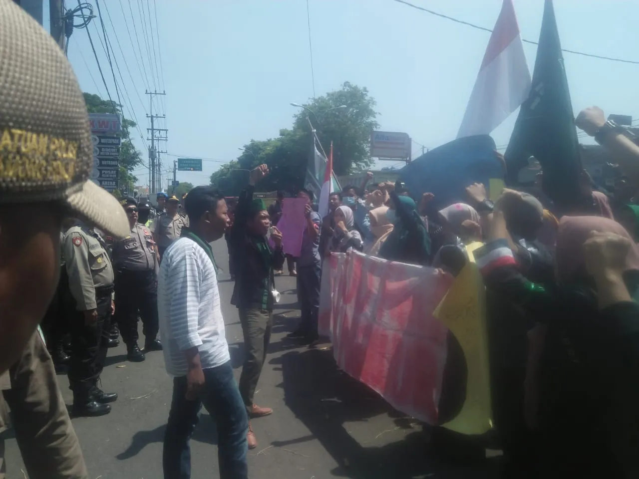 Puluhan Aktivis HMI Gelar Aksi Demo Depan Dedung DPRD Lumajang
