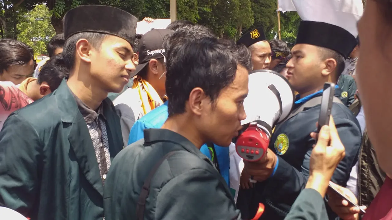 Bupati Lumajang Jawab Tuntutan Mahasiswa IAI Syarifuddin Pakai Video Call
