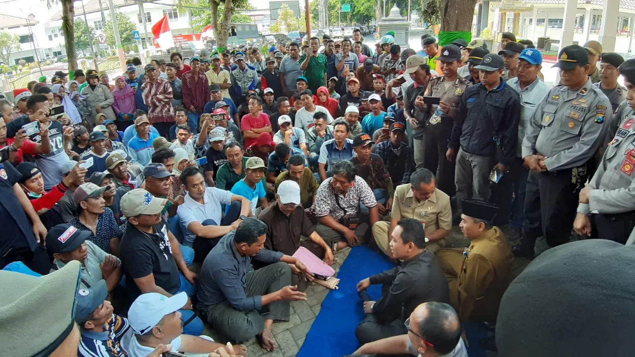 Cak Thoriq Lesehan Saat Temui Pendemo Warga Dawuhan Lor