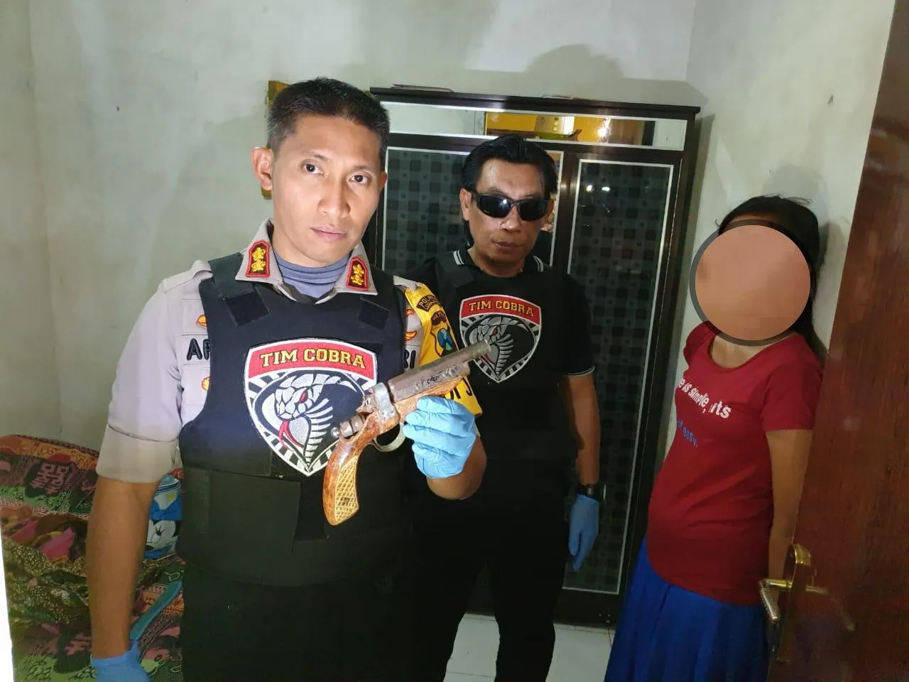 Duh..! Anak Umur 14 Tahun Dinikahi Gembong Penjahat Dibawah Ancaman Senpi
