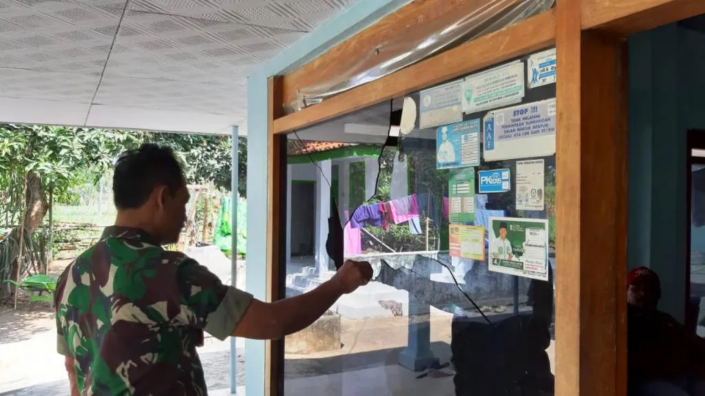 Korban Kaget Suara Keras Kaca Pecah Akibat Teror Lemparan Batu