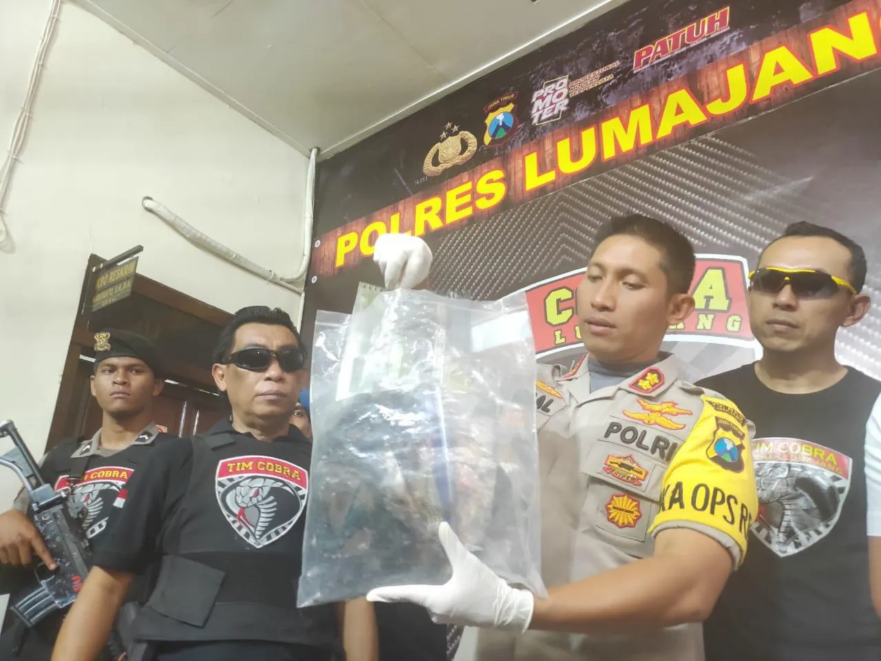 Kapolres Lumajang Tunjukkan BB Bos Amoeba Qnet Kediri Nyaris Dimusnahkan