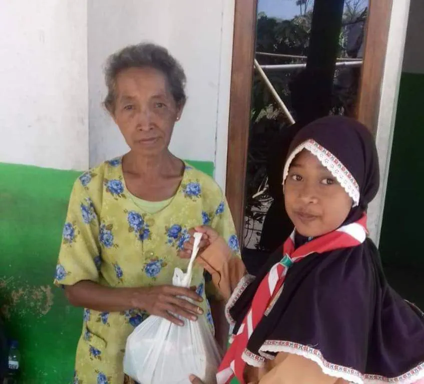 Jum'at Bersedekah MIT Assunniyyah Sumberjati Ajarkan Siswa Berbagi