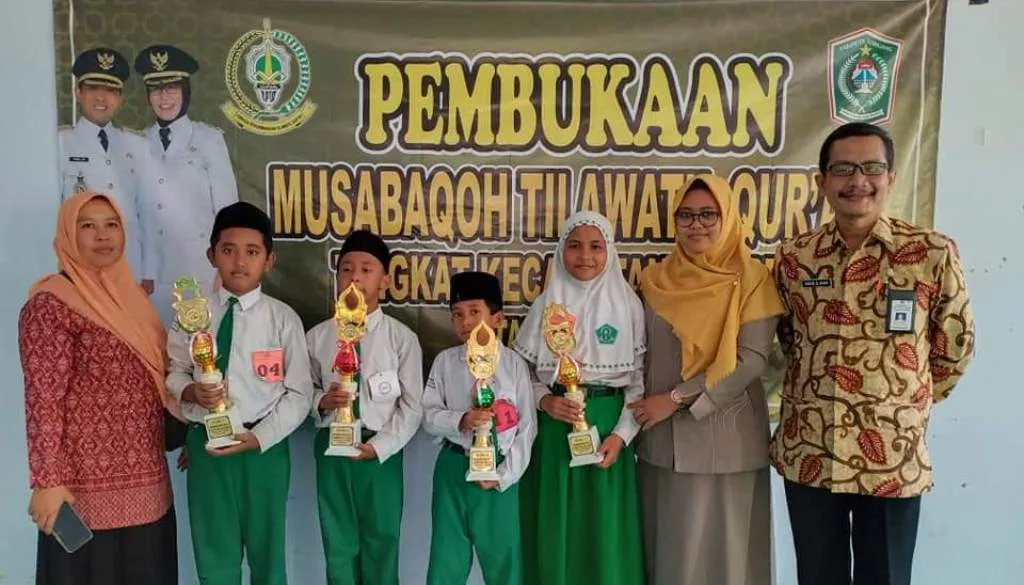 4 Pelajar MI Nuris Sabet Trophy MTQ Kecamatan Tempeh