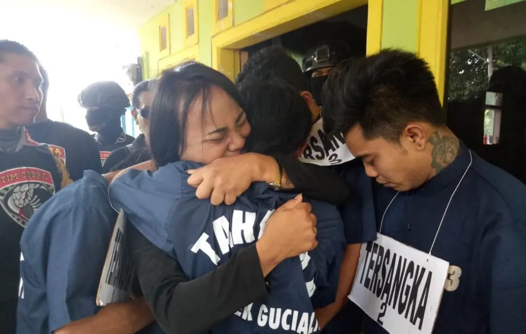 Duh..! Tante Tiara Peluk Mesra Kawanan Perampok dan Mita Pelaku Dibebaskan