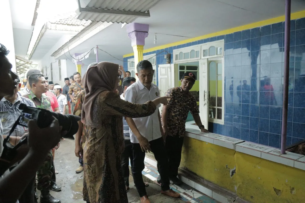 Bunda Indah Sambangi Korban Terdampak Gempa Gunung Lemongan