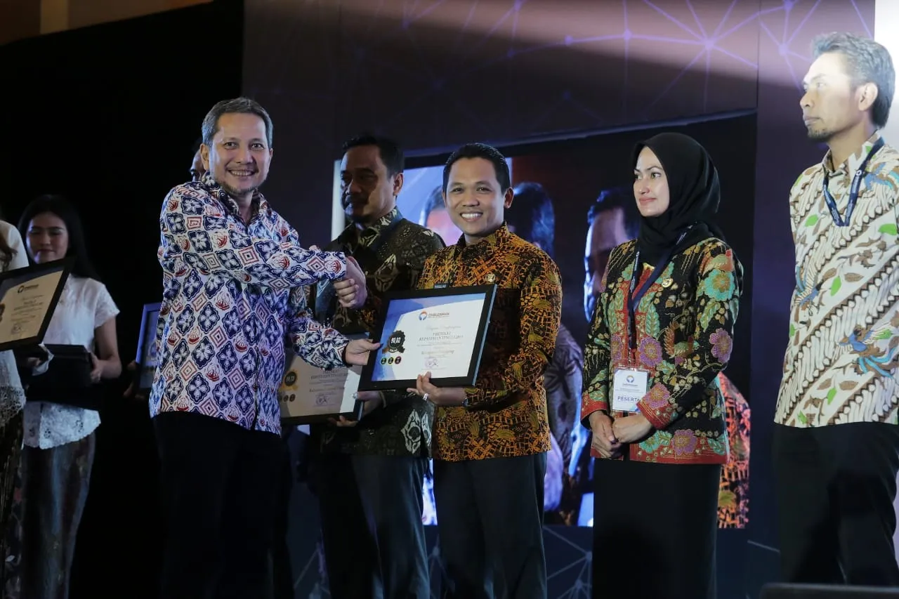 Cak Thoriq Terima Penghargaan Pelayanan Publik Terbaik Pemkab Lumajang