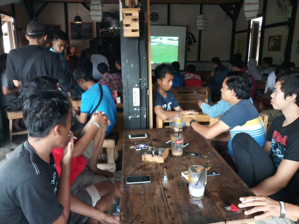 Rame..! Semeru Fans Gelar Nobar di Kingkong Corner Kota Lumajang