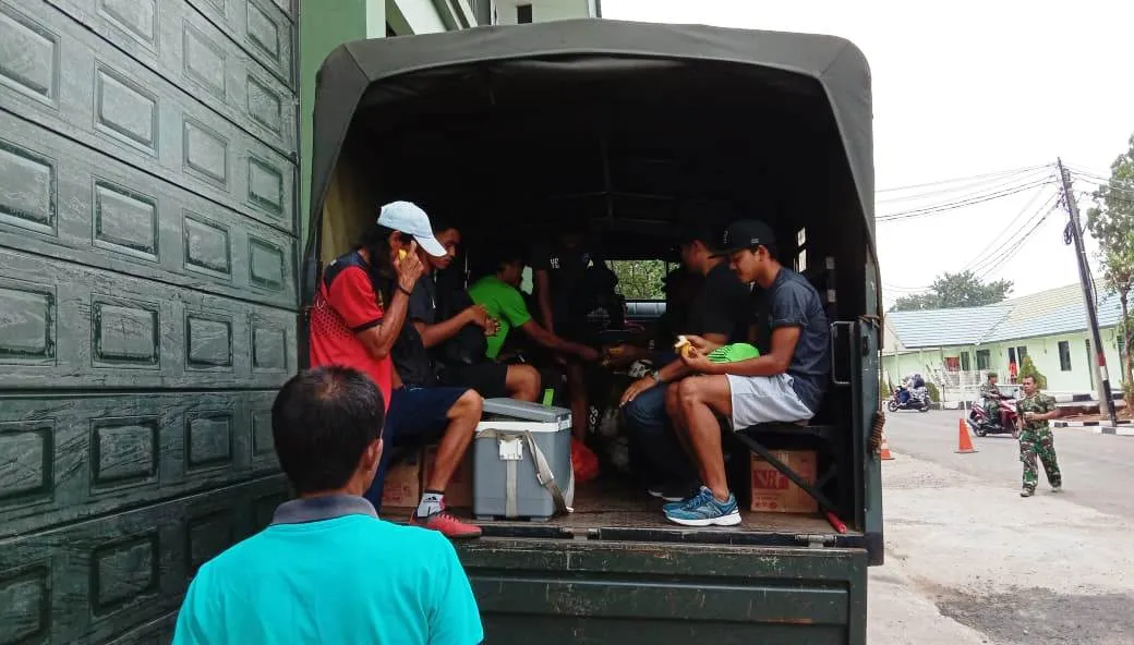 Skuad PSIL Lumajang Naik Truk Koppasus menuju GOR Soemantri