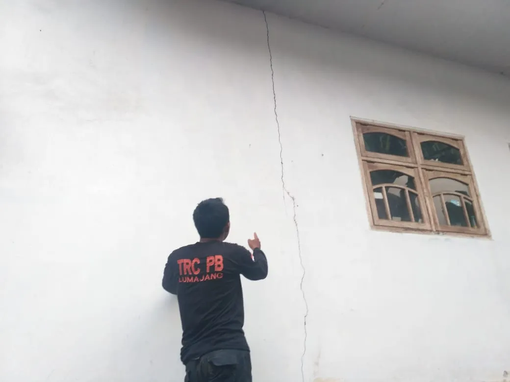Belasan Rumah di Ranuyoso Retak Akibat Gempa Tektonik Gunung Lemongan