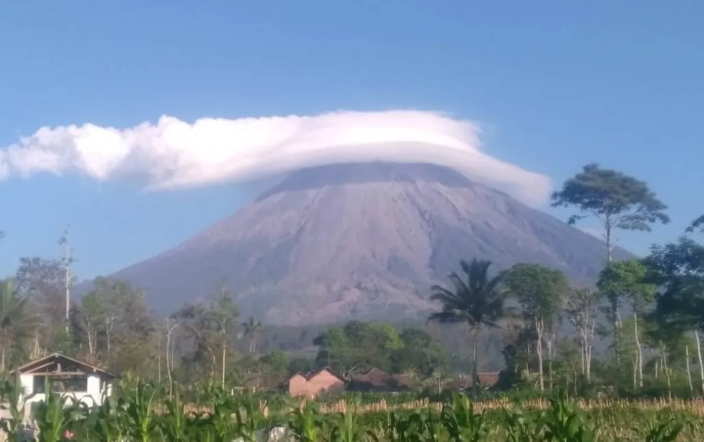 Indah Banget..! Fenomena Awan Caping Kembali Muncul di Puncak Semeru