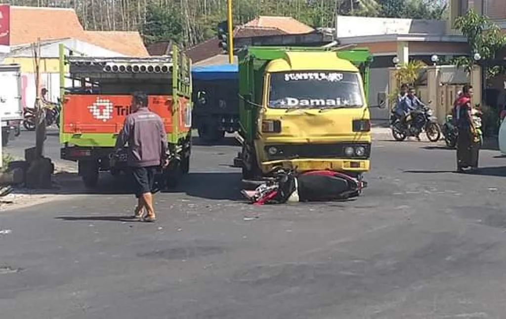 Terobos Bang-Jo Warga Randuagung Diseruduk Truck di Pertigaan Wonorejo