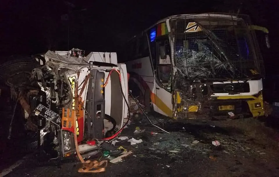 Jalur Sukosari Jatiroto Terjadi Tabrakan Beruntun 3 Kendaraan