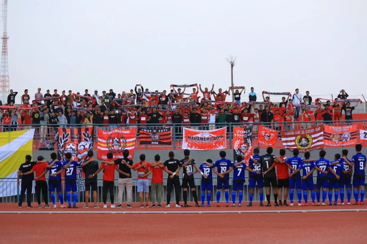 Anthem Semeru FC Bergermuruh di Stadion Joko Samudro
