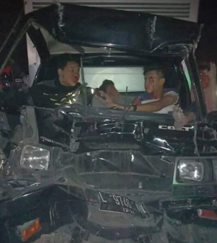 2 Warga Surabaya Terjepit Bodi Pick Up di Jalan Raya Klakah Lumajang