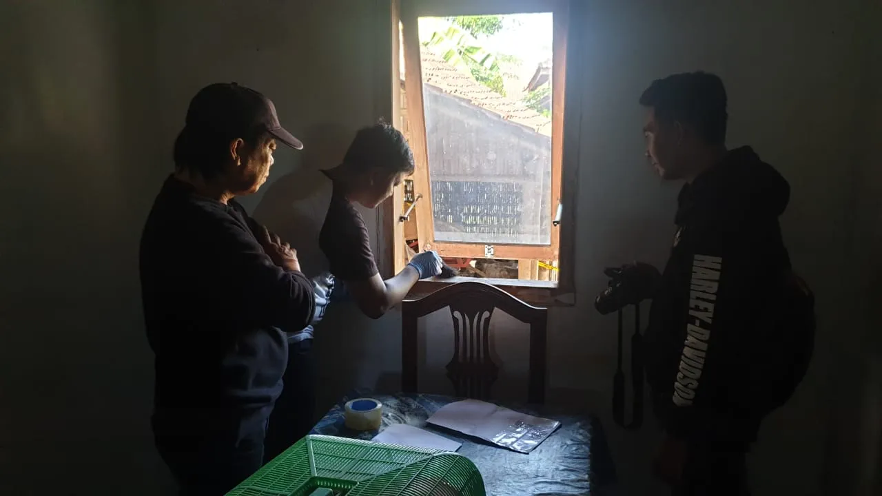 Perampok rumah di Grobogan lewat Jendela di periksa oleh Tim Cobra Polres Lumajang.