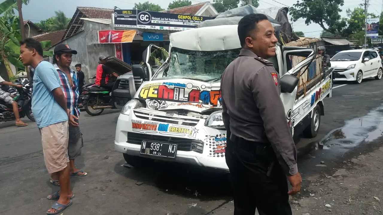 Pick Up Gemilang Tabrak Truk Gandeng Parkir Sampai Ringsek di Tukum