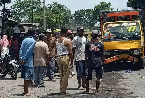 Dua Siswa Pasirian Kena Seruduk Truk di Jalan Raya Desa Madurejo