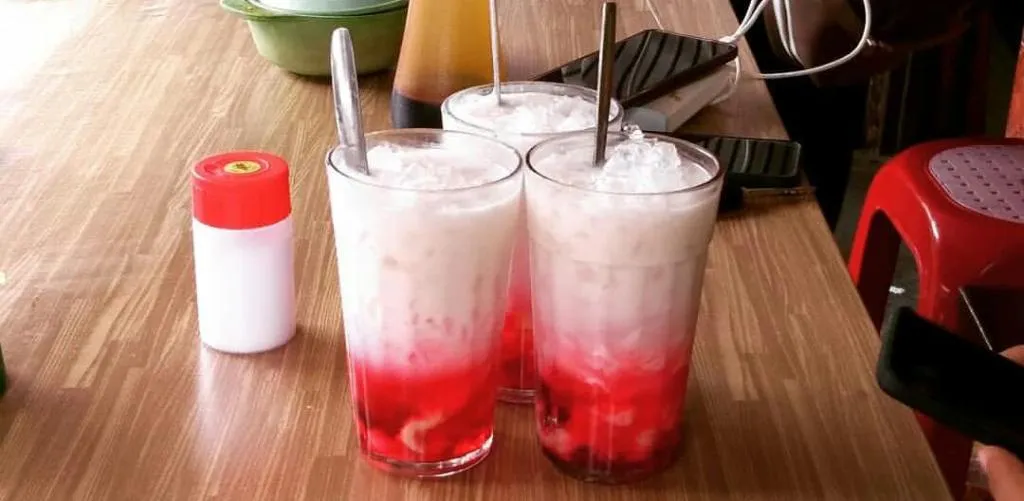 Mak Nyus..! Menikmati Es Legendaris Warung Mbah Singo Tekung
